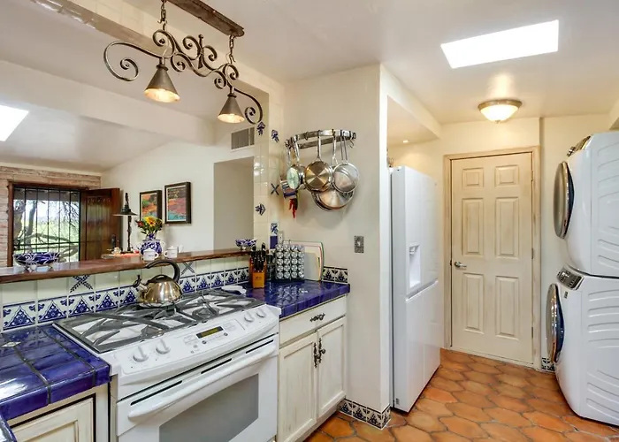 Eclectic 2 Mi To Saguaro National Park Holiday home *