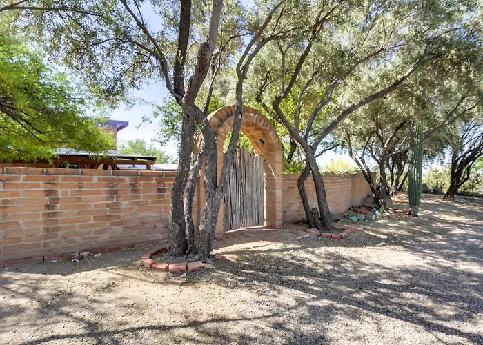 Eclectic 2 Mi To Saguaro National Park