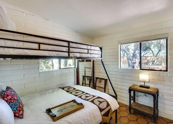 Eclectic 2 Mi To Saguaro National Park Holiday home *