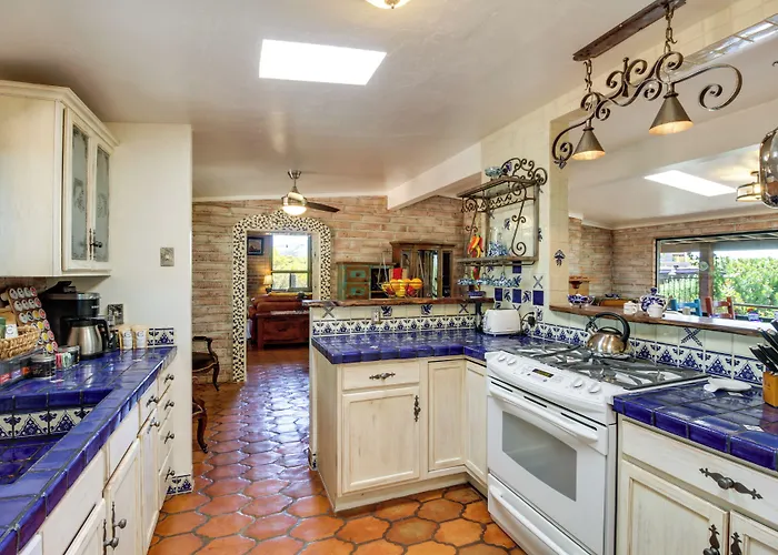 Eclectic 2 Mi To Saguaro National Park Holiday home *